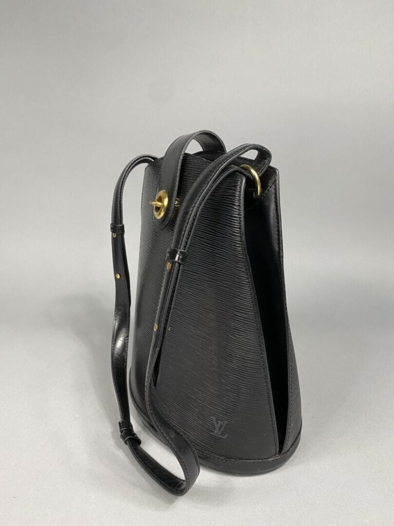 LOUIS VUITTON - Sac « Cluny » en cuir épi noir, fermoir doré, bandoulière régla…