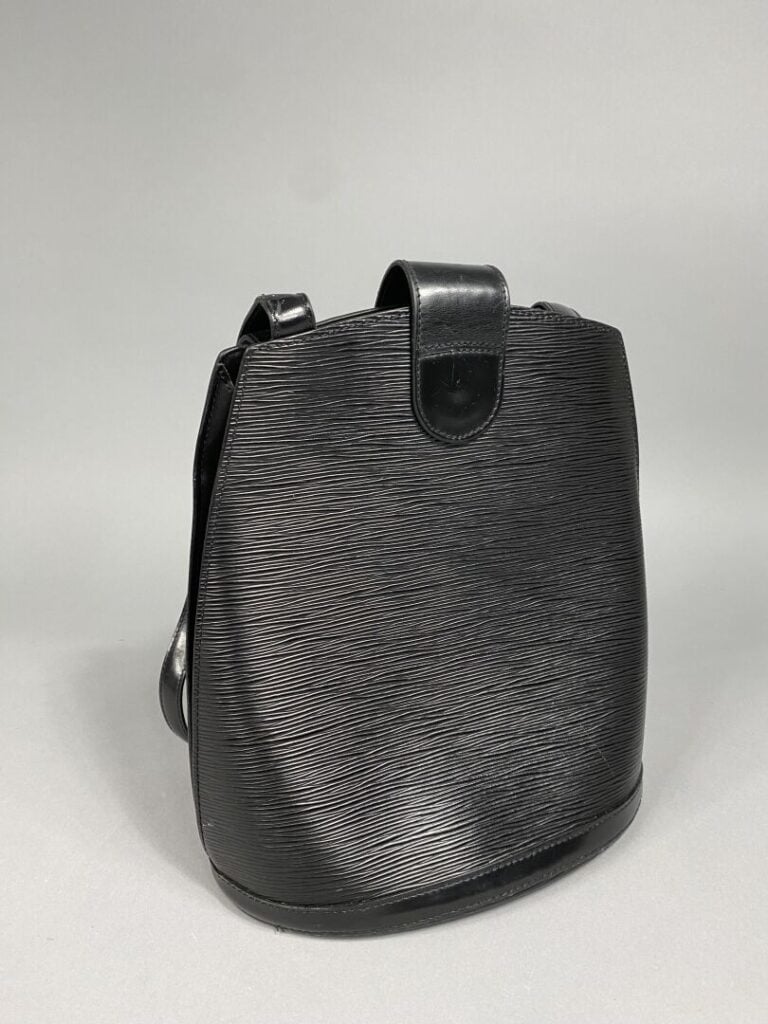 LOUIS VUITTON - Sac « Cluny » en cuir épi noir, fermoir doré, bandoulière régla…
