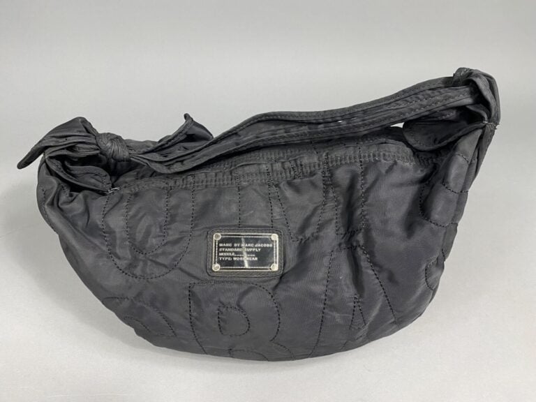 MARC BY MARC JACOBS - Sac d'épaule en toile brodée noire. Intérieur en toile mu…
