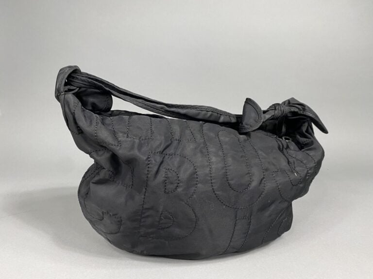 MARC BY MARC JACOBS - Sac d'épaule en toile brodée noire. Intérieur en toile mu…