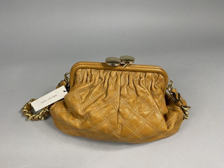 MARC JACOBS - Sac «The Little stam» en cuir camel matelassé, porté épaule , ans…