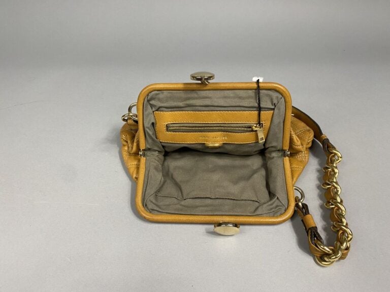 MARC JACOBS - Sac «The Little stam» en cuir camel matelassé, porté épaule , ans…