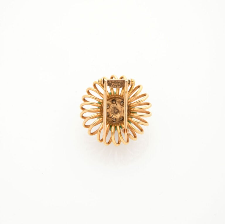 MELLERIO - CLIP de CORSAGE circulaire "fleur" en fil d'or jaune (750‰) centré d…