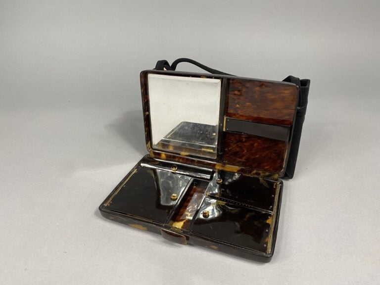 Minaudière en écaille brune ouvrant à cinq compartiments à fond de miroir, bout…