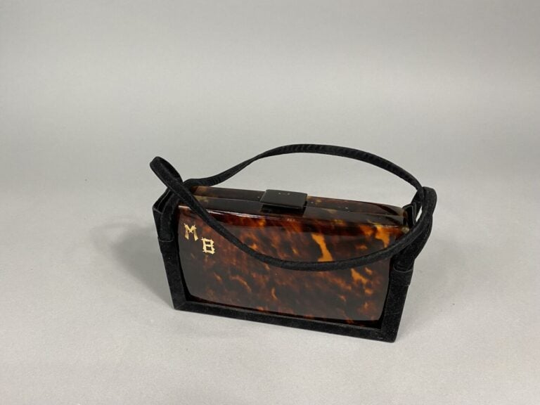 Minaudière en écaille brune ouvrant à quatre compartiments à fond de miroir, bo…