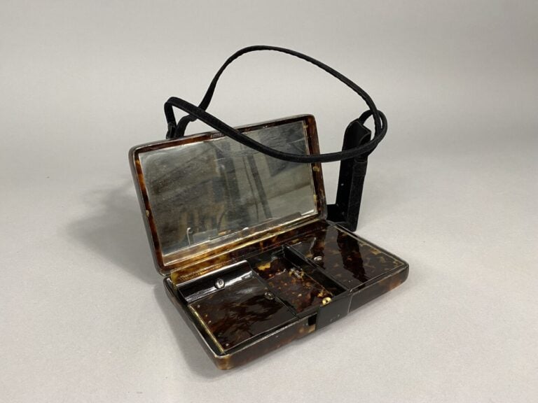 Minaudière en écaille brune ouvrant à quatre compartiments à fond de miroir, bo…