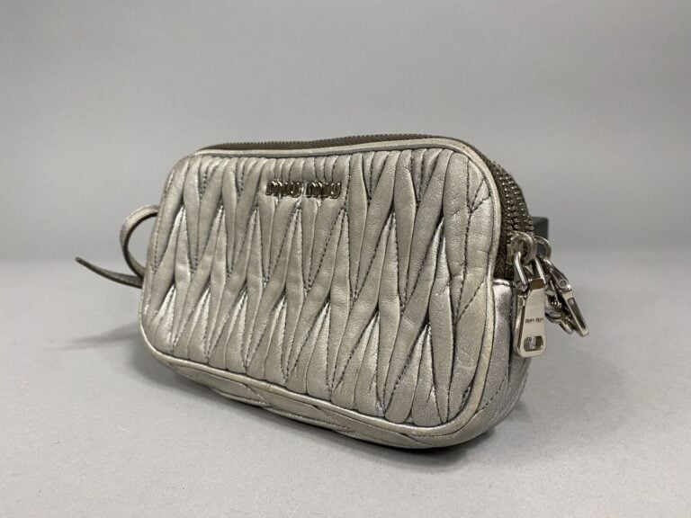 MIU-MIU - Petit sac du soir en cuir matelassé gris argent (desargenté), lanière…