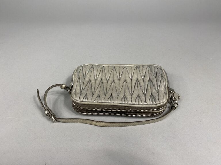 MIU-MIU - Petit sac du soir en cuir matelassé gris argent (desargenté), lanière…