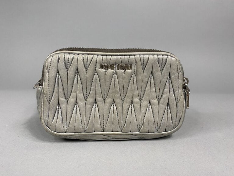 MIU-MIU - Petit sac du soir en cuir matelassé gris argent (desargenté), lanière…