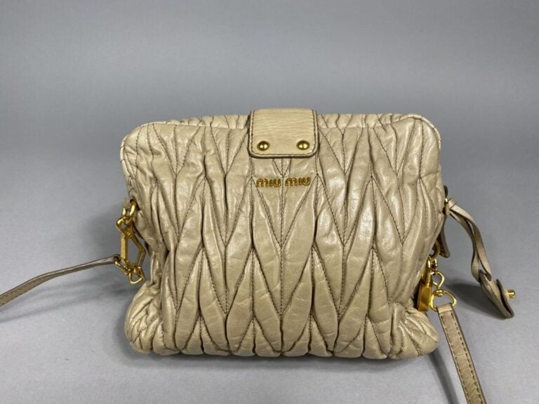 MIU-MIU - Sac en cuir matelassé gris beige, bandoulière amovible, bijouterie la…