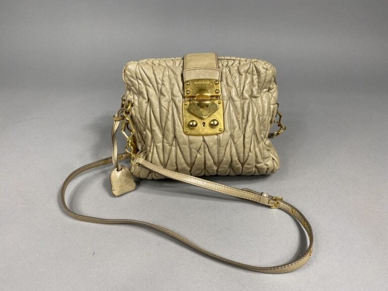 MIU-MIU - Sac en cuir matelassé gris beige, bandoulière amovible, bijouterie la…