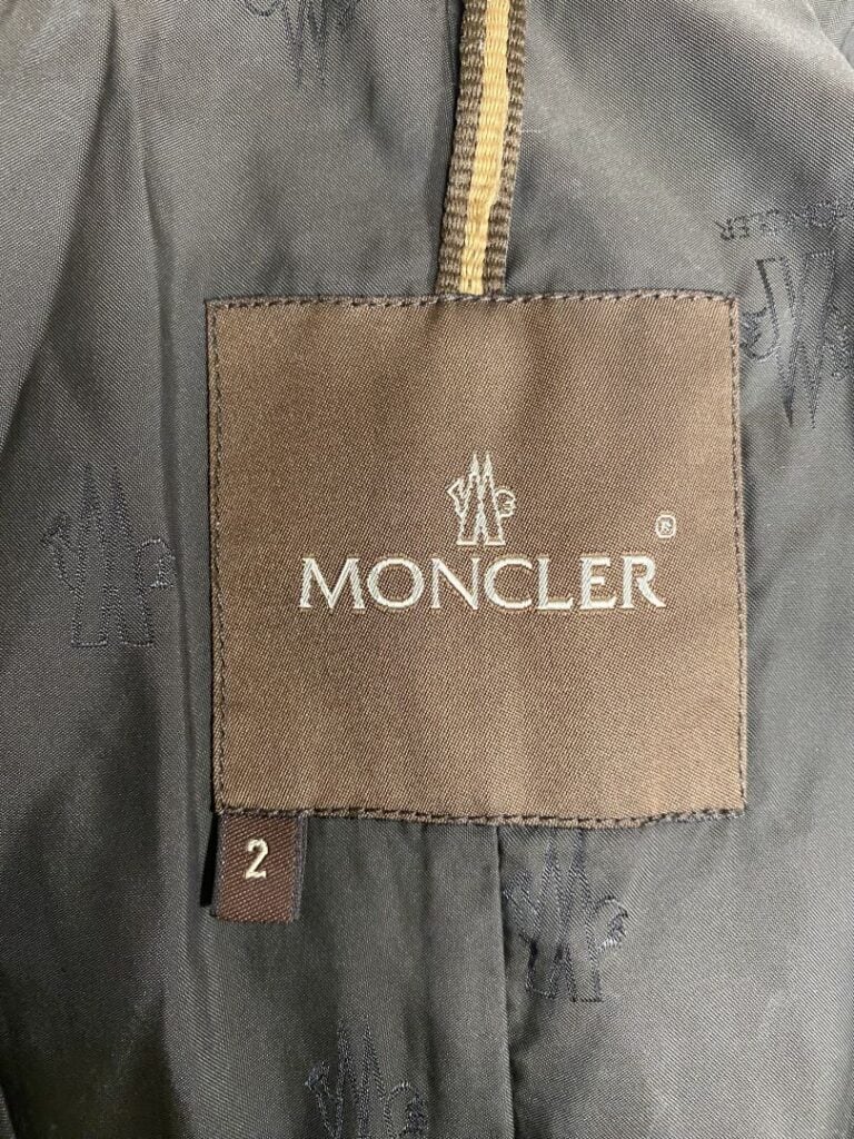 MONCLER - Doudoune pour femme matelassée marron, deux poches en biais zippées -…