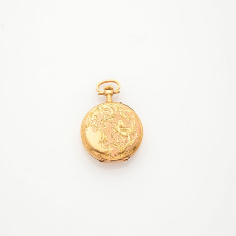 Montre de col en or jaune (750), boîtier à décor ciselé feuillagé sur fond guil…