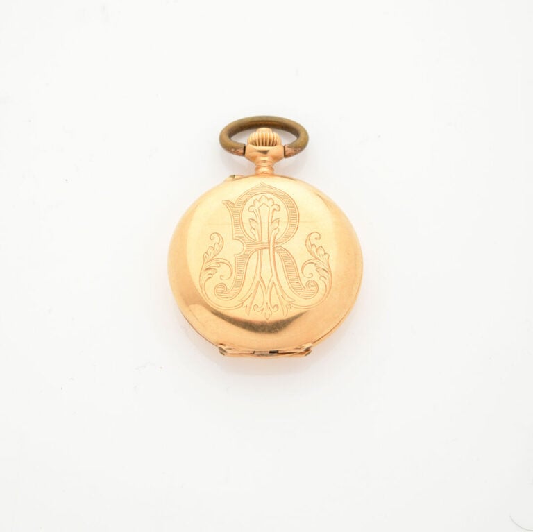 Montre de col savonnette en or jaune, boîtier à décor chiffré "R" - Poids brut…