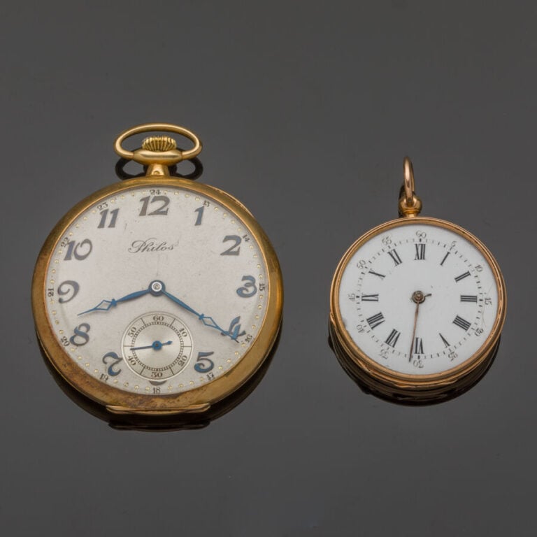 MONTRE de POCHE en or jaune (750‰) finement guilloché à motifs géométriques. Ca…