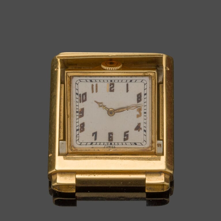 MONTRE de POCHE savonnette basculante rectangulaire en or jaune (750‰) ciselé à…