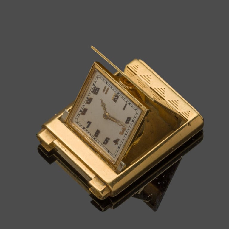 MONTRE de POCHE savonnette basculante rectangulaire en or jaune (750‰) ciselé à…