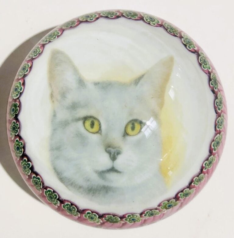 Murano. Presse-papiers à fond noir orné d'une plaque à motif de tête de chat en…