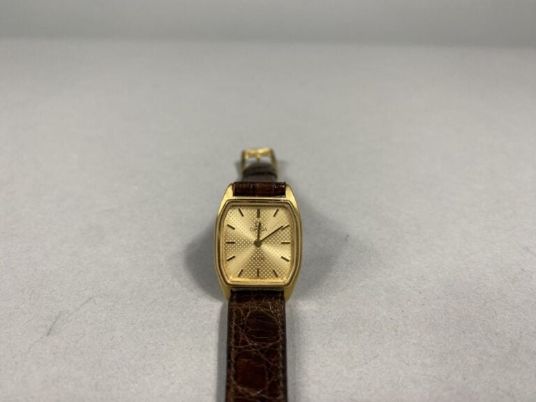 OMEGA de Ville - Petite montre bracelet de dame en métal doré et acier, boîtier…