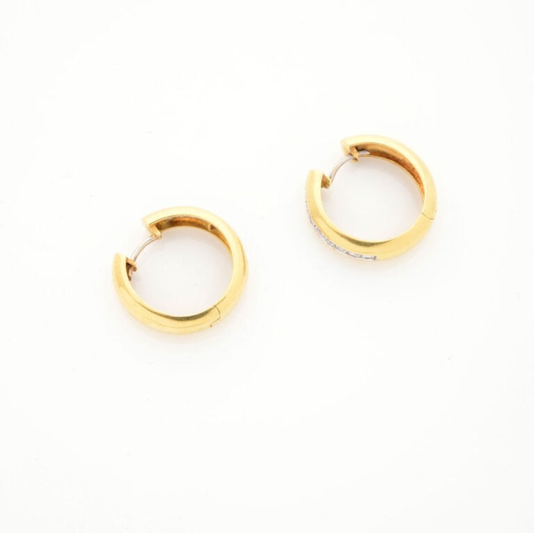 Paire de BOUCLES d'OREILLES "créoles" en or jaune et or gris (750‰) serti d'un…