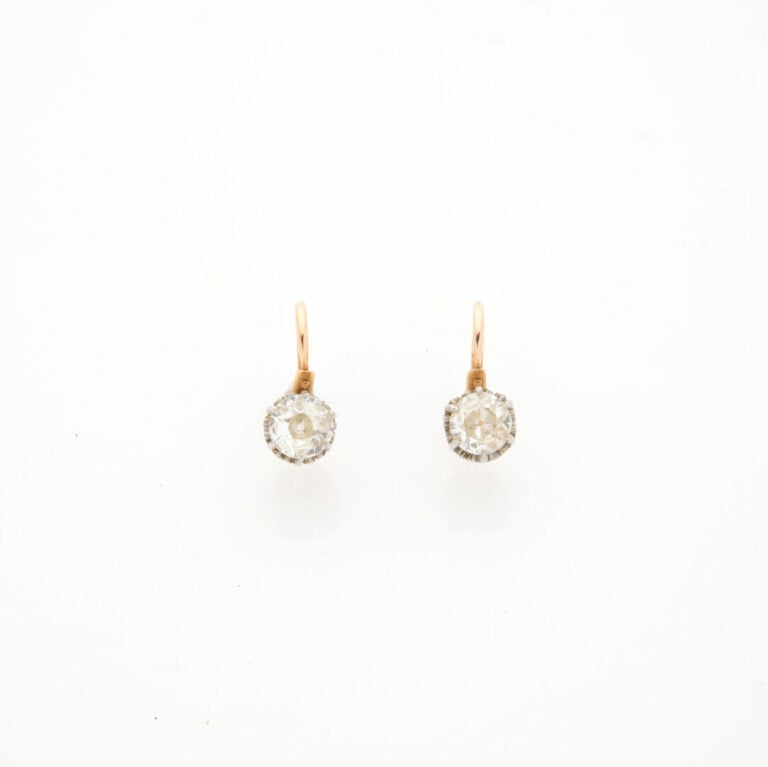 Paire de BOUCLES d'OREILLES dormeuses en or jaune et or gris (750‰) serti chacu…