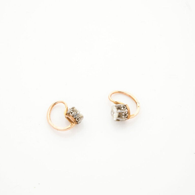 Paire de BOUCLES d'OREILLES dormeuses en or jaune et or gris (750‰) serti chacu…