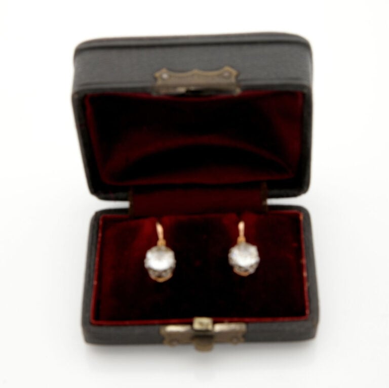Paire de BOUCLES d'OREILLES dormeuses en or jaune et or gris (750‰) serti chacu…