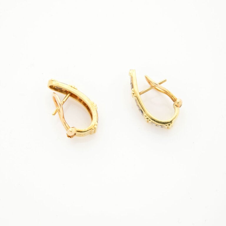 Paire de BOUCLES d'OREILLES en or jaune et or gris (750‰) serti de diamants tai…