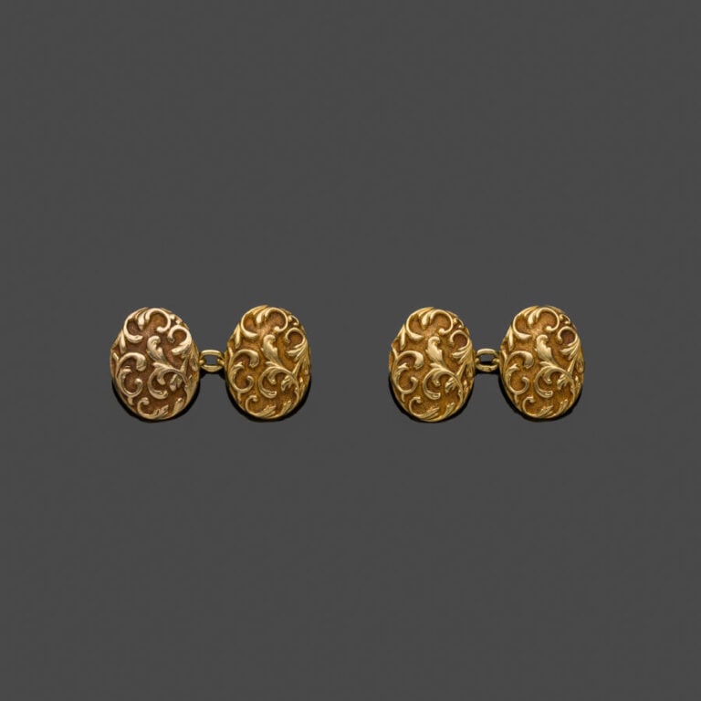 Paire de BOUTONS de MANCHETTES ovales en or jaune (750‰) amati et ciselé à moti…