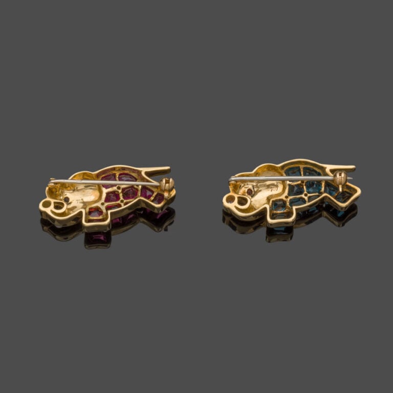 Paire de BROCHES "éléphants" en or jaune (750‰) serti de diamants taille brilla…
