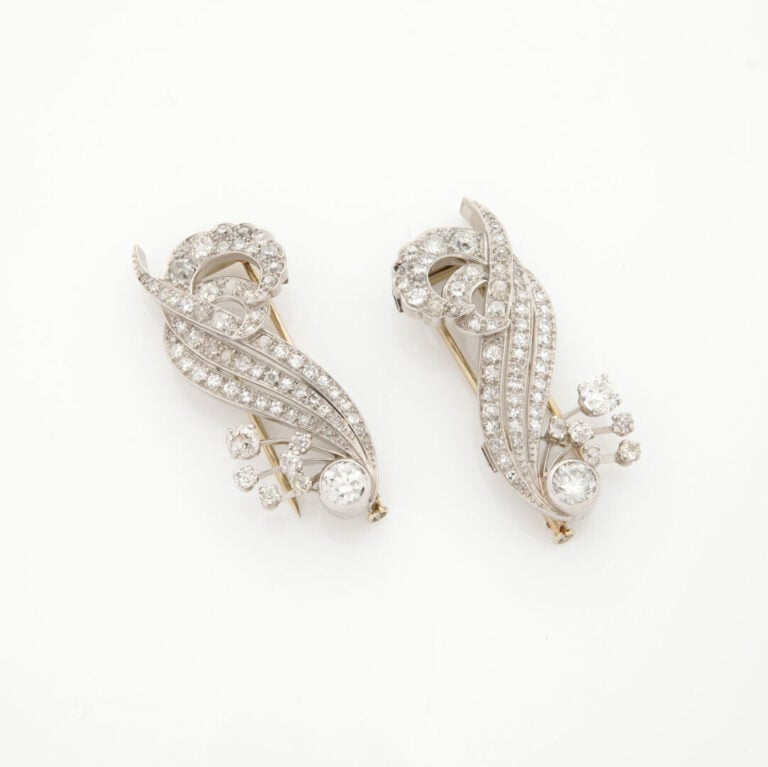 Paire de CLIPS de REVERS "volutes" en platine (min. 800‰) serti de diamants tai…