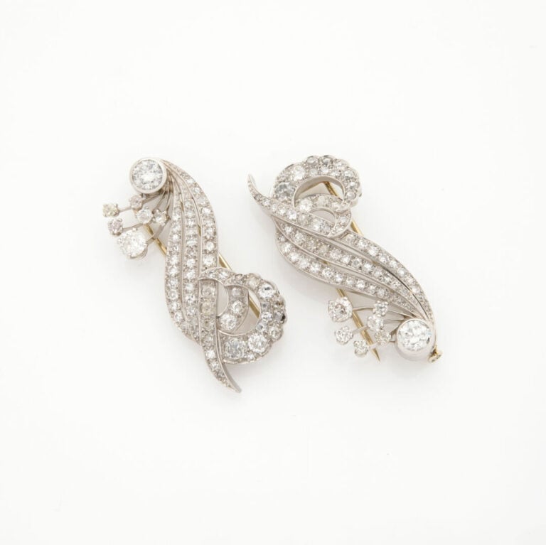 Paire de CLIPS de REVERS "volutes" en platine (min. 800‰) serti de diamants tai…
