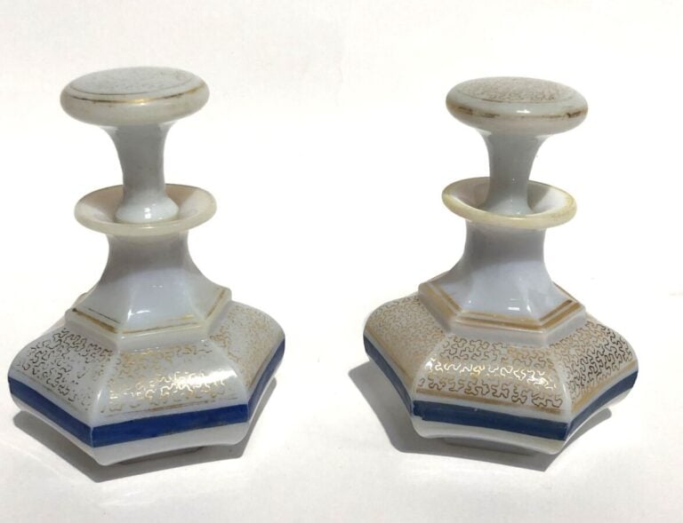 Paire de flacons hexagonaux en opaline blanche moulee a decor de filets bleus e…