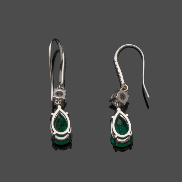Paire de PENDANTS d'OREILLES en or gris (750‰) serti d'une émeraude taillée en…