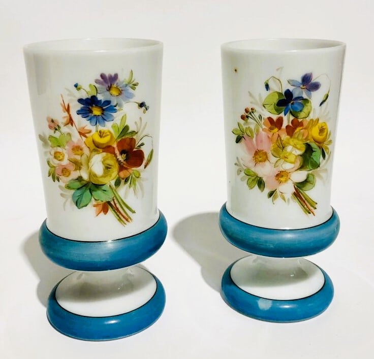 Paire de vases a piedouche en opaline de cristal blanche a decor de bandeaux bl…