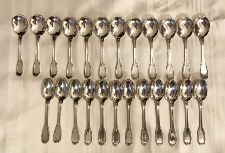Partie de ménagère en argent, Poinçon Minerve comprenant : - - 18 couverts (com…