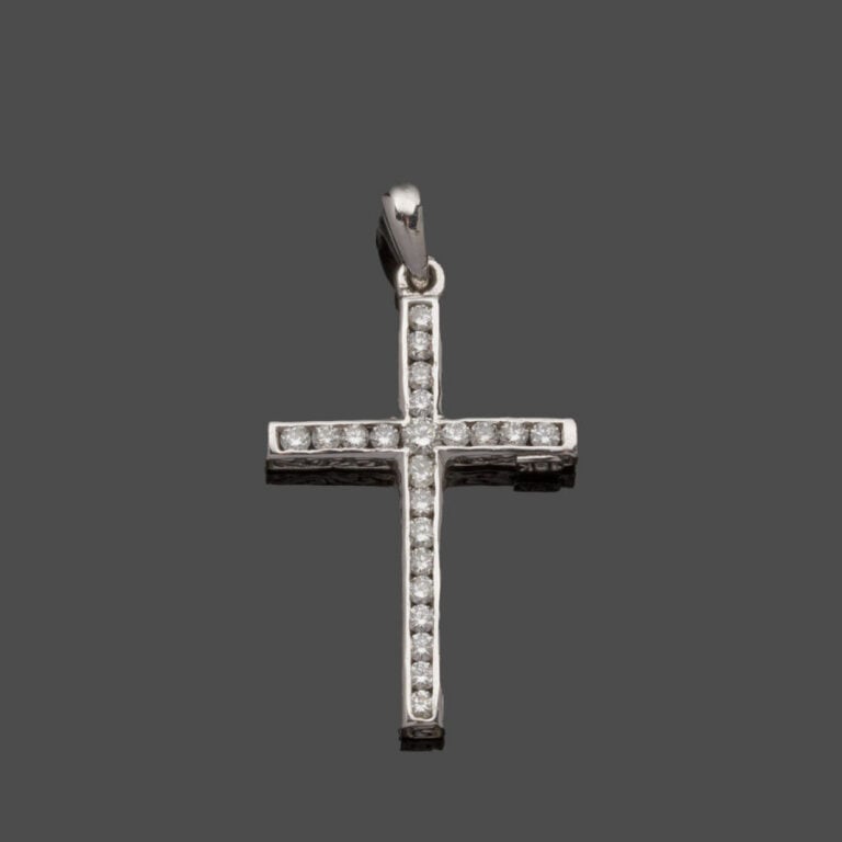 PENDENTIF "croix double face" en or gris (750‰) ciselé, serti d'un côté de saph…