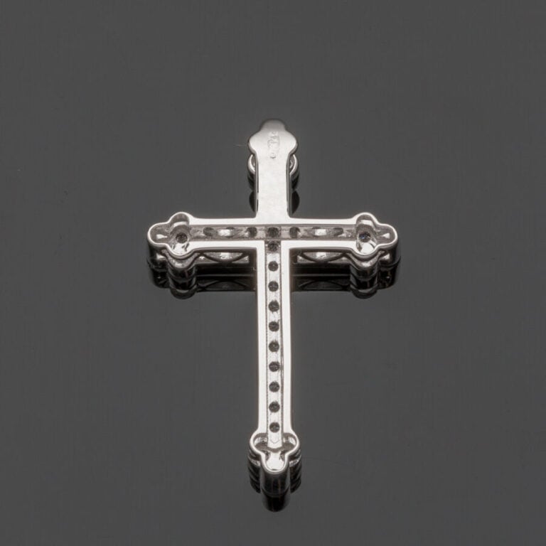 PENDENTIF "croix" en or gris (750‰) serti de diamants taille brillant. - Long.…