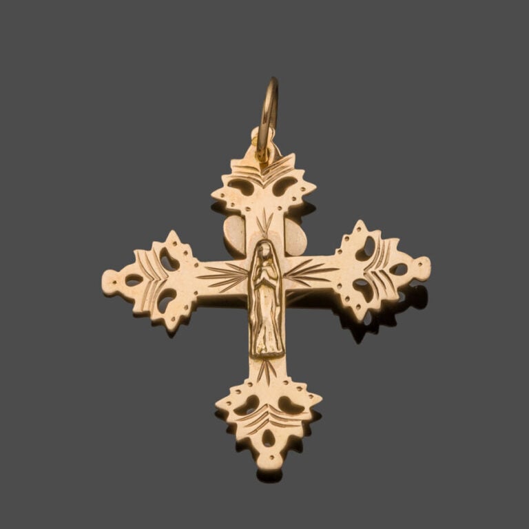 PENDENTIF « croix » en or jaune (750‰) ajouré et ciselé. - Travail français. -…