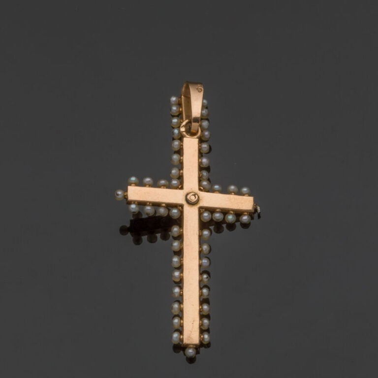 PENDENTIF "croix" en or rose (750‰) orné de perles probablement fines.. - Trava…