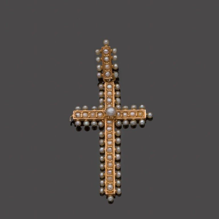 PENDENTIF "croix" en or rose (750‰) orné de perles probablement fines.. - Trava…