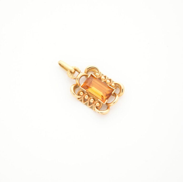 PENDENTIF en or jaune (750‰) orné d'une pierre orange rectangulaire dans un ent…