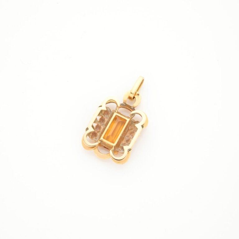 PENDENTIF en or jaune (750‰) orné d'une pierre orange rectangulaire dans un ent…