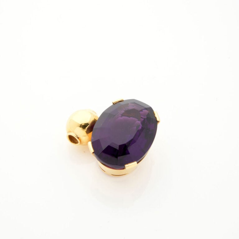 PENDENTIF en or jaune (750‰) serti d'une importante améthyste ovale. Bélière "b…