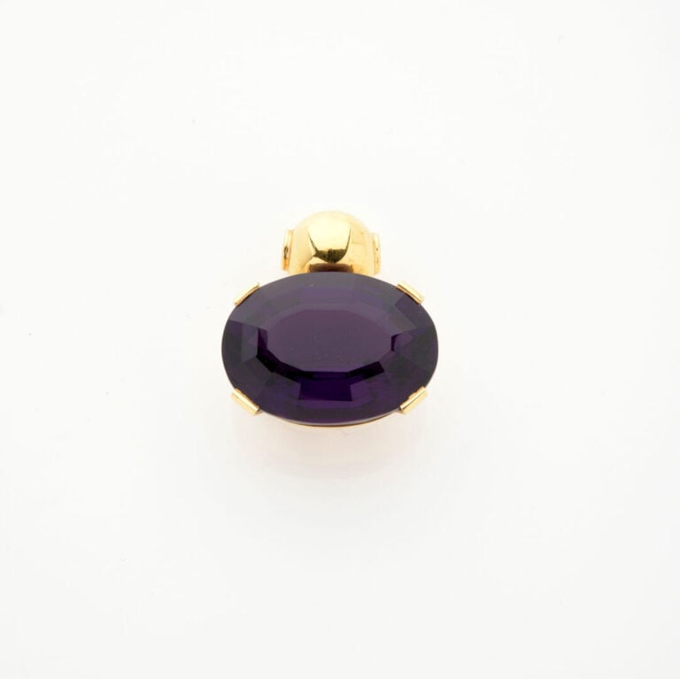 PENDENTIF en or jaune (750‰) serti d'une importante améthyste ovale. Bélière "b…