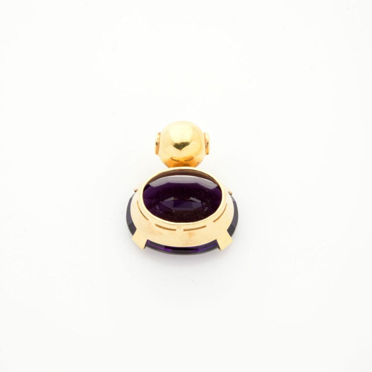 PENDENTIF en or jaune (750‰) serti d'une importante améthyste ovale. Bélière "b…