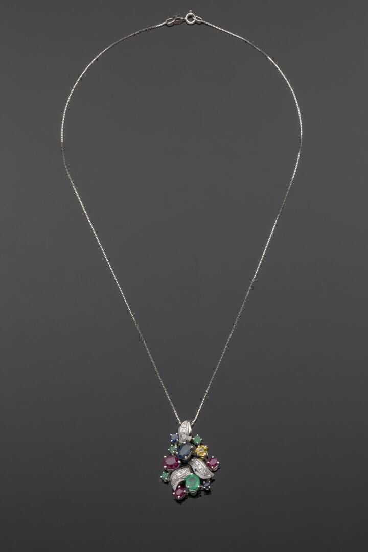 PENDENTIF et sa chaînette en or gris (750‰) ajouré, serti de diamants taille br…