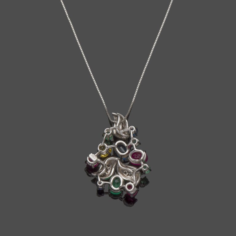 PENDENTIF et sa chaînette en or gris (750‰) ajouré, serti de diamants taille br…
