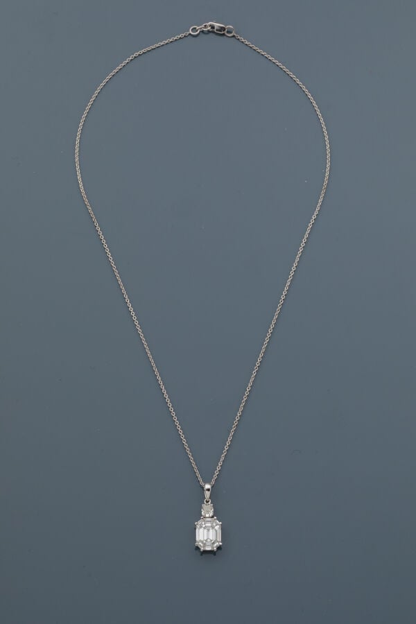 PENDENTIF et sa chaînette en or gris (750‰) composé de diamants taillés à degré…