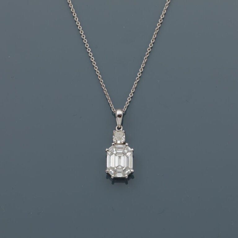 PENDENTIF et sa chaînette en or gris (750‰) composé de diamants taillés à degré…